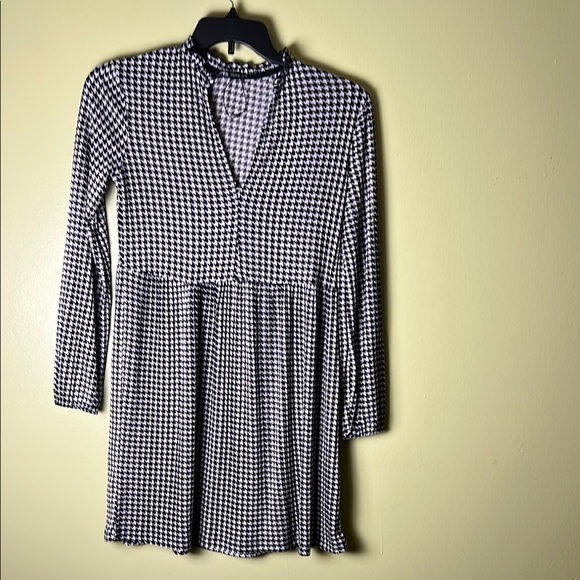 Zara Dresses & Skirts - Zara Ara Monochrome Houndstooth baby doll dress.
